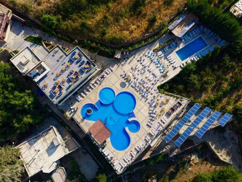 Experience beach life in the heart of the mountains at our pool and pool bar in a chilling ambiance during the week and an enchanting BBQ every Sunday! Don't miss out on our refreshing cocktails t