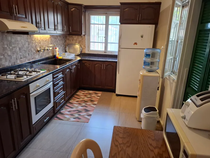 KITCHEN WITH FULL APPLIANCES 